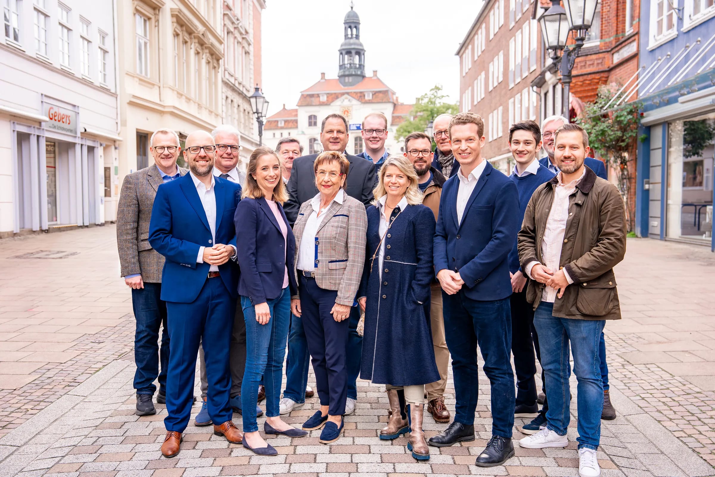 Der Vorstand des CDU Stadtverbands Lüneburg vor dem Lüneburger Rathaus